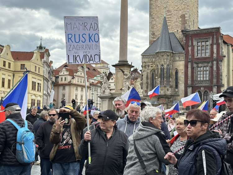 VIDEO: Ruské vlajky i svatojiřské stuhy. Čtyři tisíce stoupenců SPD demonstrovaly v centru Prahy