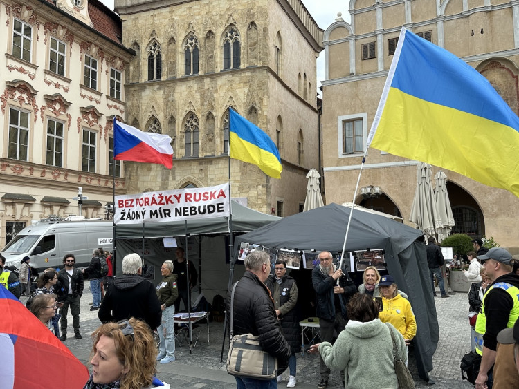 VIDEO: Ruské vlajky i svatojiřské stuhy. Čtyři tisíce stoupenců SPD demonstrovaly v centru Prahy