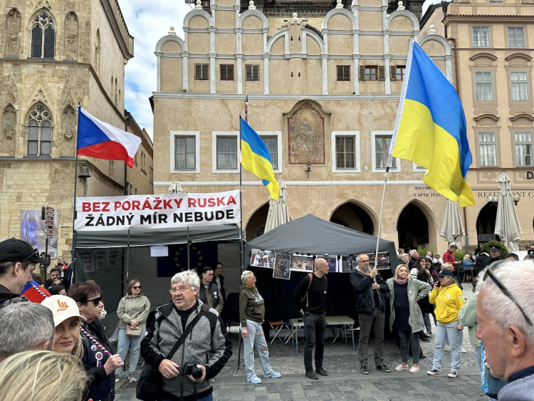 VIDEO: Ruské vlajky i svatojiřské stuhy. Čtyři tisíce stoupenců SPD demonstrovaly v centru Prahy
