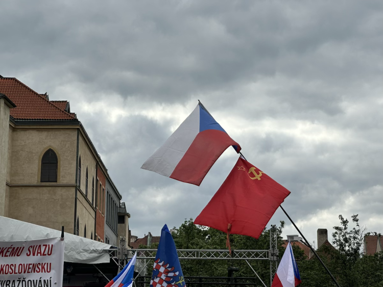 VIDEO: Ruské vlajky i svatojiřské stuhy. Čtyři tisíce stoupenců SPD demonstrovaly v centru Prahy