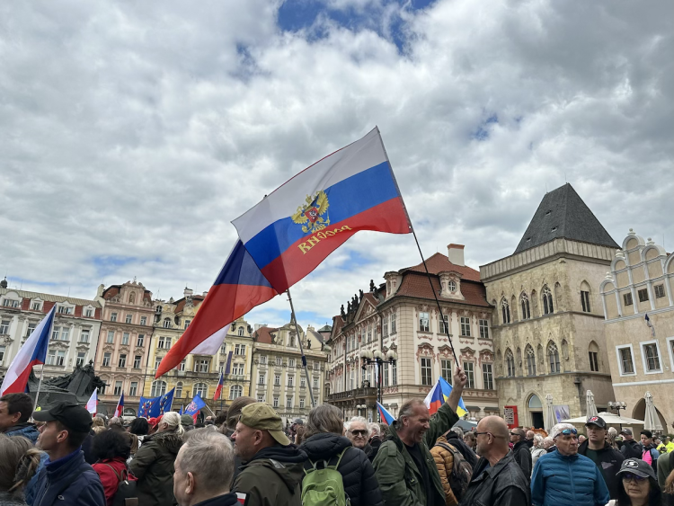 VIDEO: Ruské vlajky i svatojiřské stuhy. Čtyři tisíce stoupenců SPD demonstrovaly v centru Prahy
