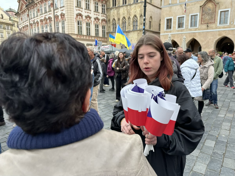 VIDEO: Ruské vlajky i svatojiřské stuhy. Čtyři tisíce stoupenců SPD demonstrovaly v centru Prahy