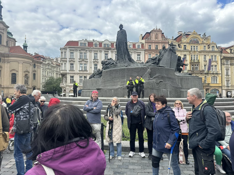 VIDEO: Ruské vlajky i svatojiřské stuhy. Čtyři tisíce stoupenců SPD demonstrovaly v centru Prahy