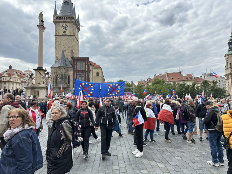VIDEO: Ruské vlajky i svatojiřské stuhy. Čtyři tisíce stoupenců SPD demonstrovaly v centru Prahy
