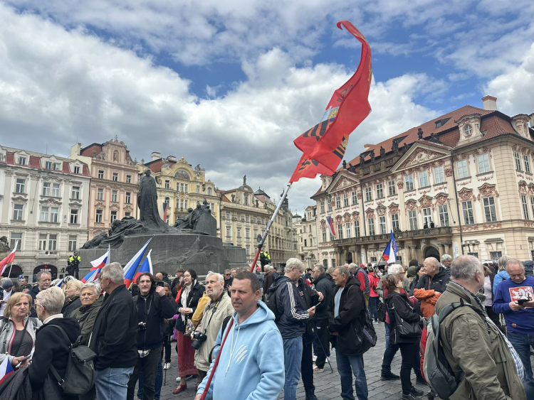 VIDEO: Ruské vlajky i svatojiřské stuhy. Čtyři tisíce stoupenců SPD demonstrovaly v centru Prahy