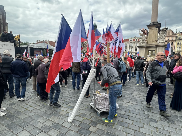 VIDEO: Ruské vlajky i svatojiřské stuhy. Čtyři tisíce stoupenců SPD demonstrovaly v centru Prahy