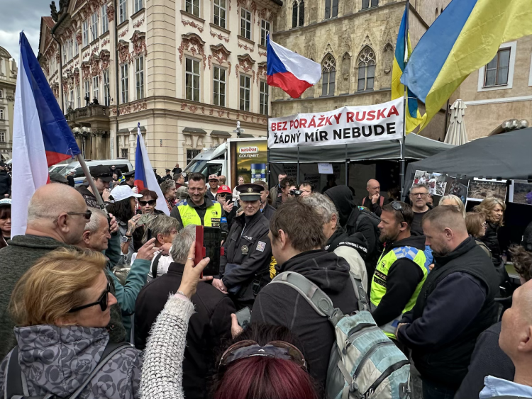 VIDEO: Ruské vlajky i svatojiřské stuhy. Čtyři tisíce stoupenců SPD demonstrovaly v centru Prahy