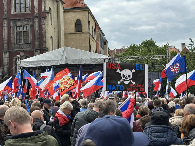 VIDEO: Ruské vlajky i svatojiřské stuhy. Čtyři tisíce stoupenců SPD demonstrovaly v centru Prahy