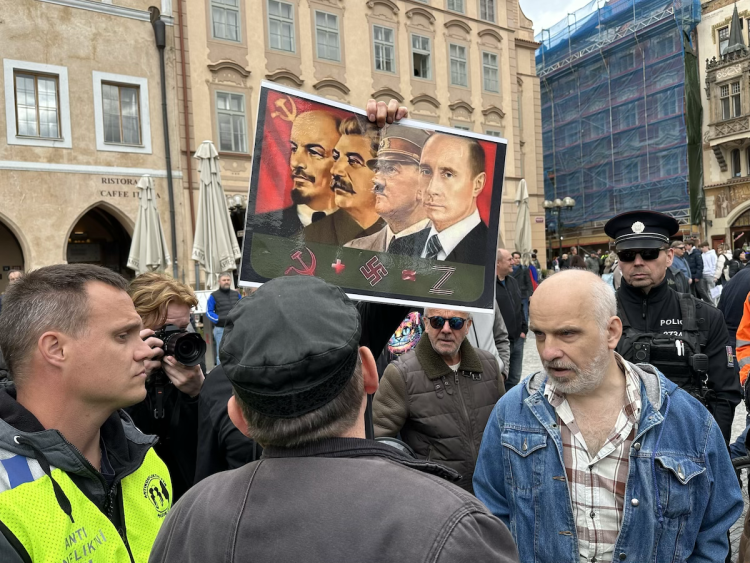 VIDEO: Ruské vlajky i svatojiřské stuhy. Čtyři tisíce stoupenců SPD demonstrovaly v centru Prahy