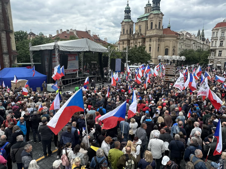 VIDEO: Ruské vlajky i svatojiřské stuhy. Čtyři tisíce stoupenců SPD demonstrovaly v centru Prahy