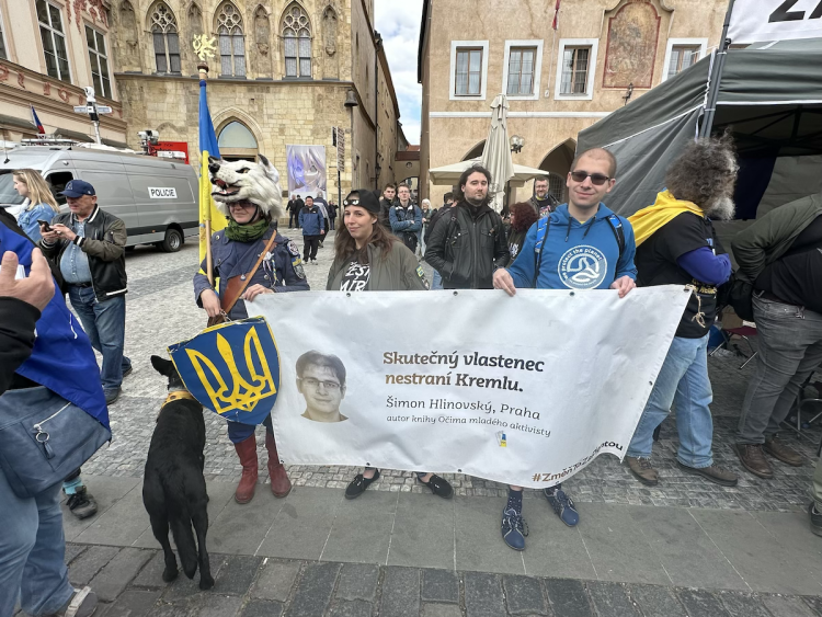 VIDEO: Ruské vlajky i svatojiřské stuhy. Čtyři tisíce stoupenců SPD demonstrovaly v centru Prahy