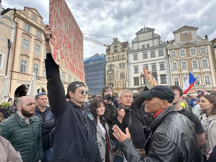 VIDEO: Ruské vlajky i svatojiřské stuhy. Čtyři tisíce stoupenců SPD demonstrovaly v centru Prahy