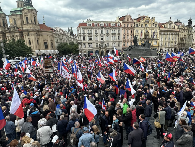 VIDEO: Ruské vlajky i svatojiřské stuhy. Čtyři tisíce stoupenců SPD demonstrovaly v centru Prahy