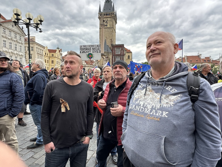 FOTOGALERIE: Ruské vlajky i svatojiřské stuhy. Čtyři tisíce stoupenců SPD demonstrovaly v centru Prahy