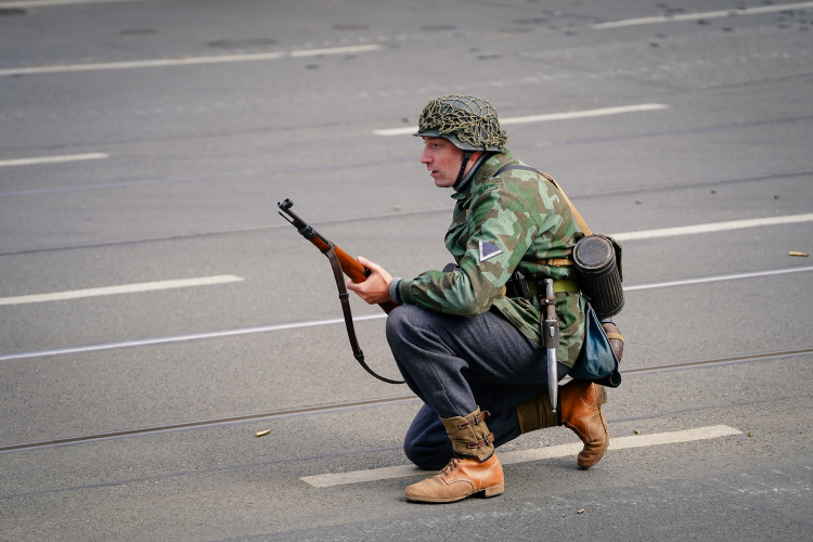 FOTOGALERIE: Tanky i plamenomety. Do ulic Prahy se v rekonstrukci vrátily boje z konce války