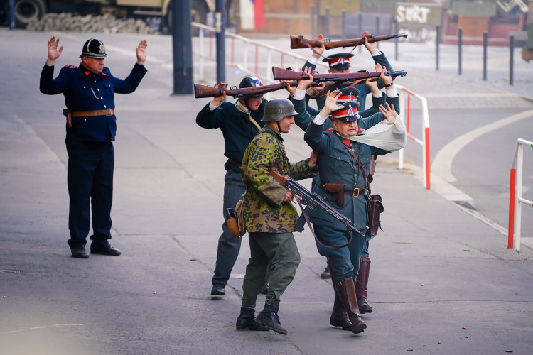 FOTOGALERIE: Tanky i plamenomety. Do ulic Prahy se v rekonstrukci vrátily boje z konce války