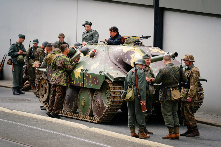 FOTOGALERIE: Tanky i plamenomety. Do ulic Prahy se v rekonstrukci vrátily boje z konce války