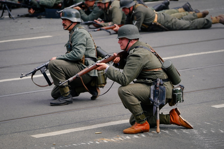 FOTOGALERIE: Tanky i plamenomety. Do ulic Prahy se v rekonstrukci vrátily boje z konce války