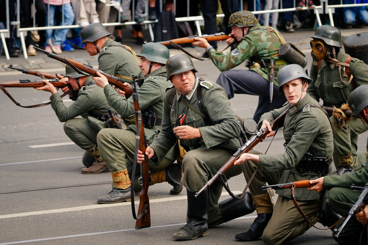FOTOGALERIE: Tanky i plamenomety. Do ulic Prahy se v rekonstrukci vrátily boje z konce války