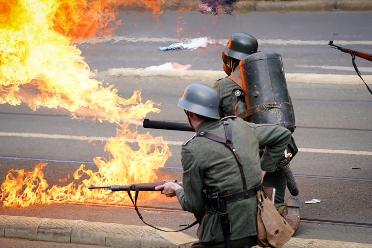 FOTOGALERIE: Tanky i plamenomety. Do ulic Prahy se v rekonstrukci vrátily boje z konce války