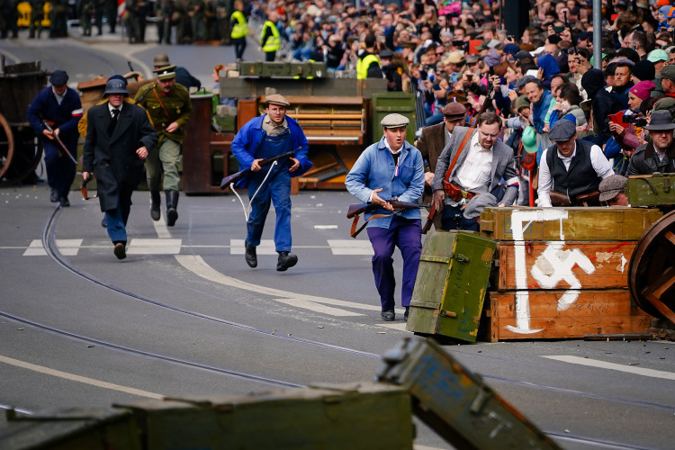 FOTOGALERIE: Tanky i plamenomety. Do ulic Prahy se v rekonstrukci vrátily boje z konce války