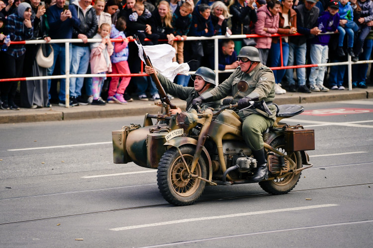 FOTOGALERIE: Tanky i plamenomety. Do ulic Prahy se v rekonstrukci vrátily boje z konce války