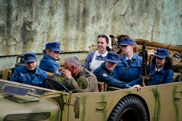 FOTOGALERIE: Tanky i plamenomety. Do ulic Prahy se v rekonstrukci vrátily boje z konce války