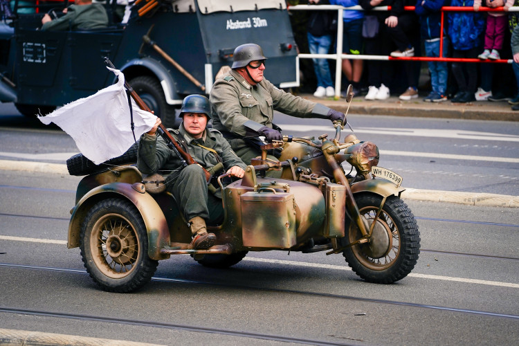 FOTOGALERIE: Tanky i plamenomety. Do ulic Prahy se v rekonstrukci vrátily boje z konce války