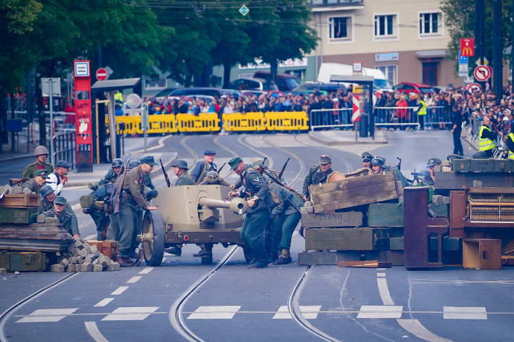 FOTOGALERIE: Tanky i plamenomety. Do ulic Prahy se v rekonstrukci vrátily boje z konce války