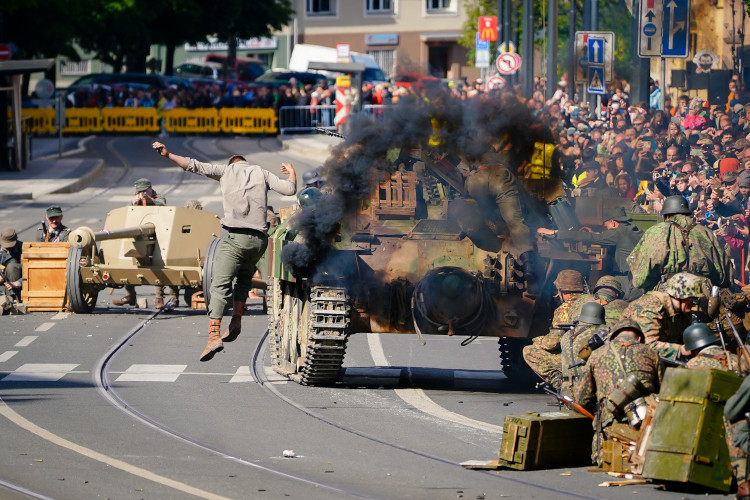 FOTOGALERIE: Tanky i plamenomety. Do ulic Prahy se v rekonstrukci vrátily boje z konce války