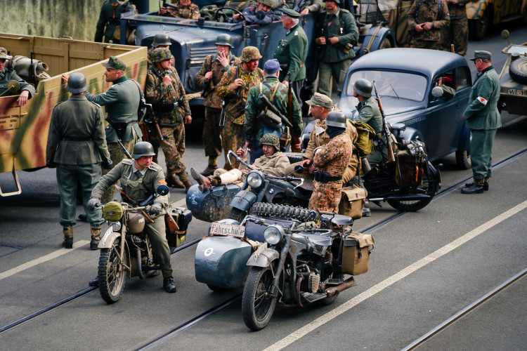 FOTOGALERIE: Tanky i plamenomety. Do ulic Prahy se v rekonstrukci vrátily boje z konce války