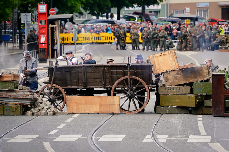 FOTOGALERIE: Tanky i plamenomety. Do ulic Prahy se v rekonstrukci vrátily boje z konce války