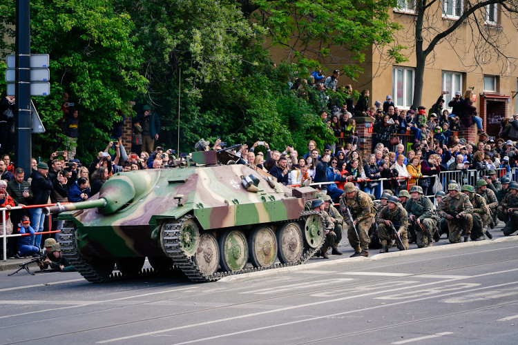 FOTOGALERIE: Tanky i plamenomety. Do ulic Prahy se v rekonstrukci vrátily boje z konce války