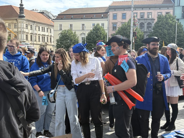 FOTOGALERIE: Studenti roztančili centrum Brna. Tradiční Majáles oslavili ve velkém stylu