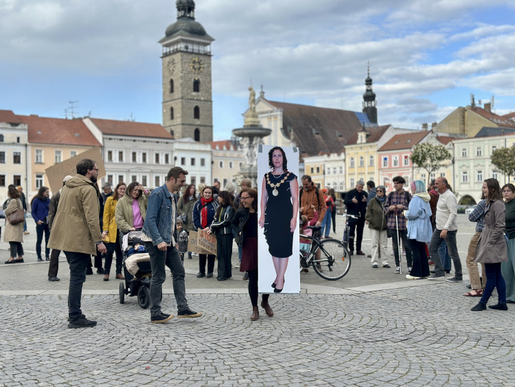 Aktivisté osvobodili primátorku ze skříně
