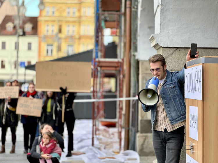 Aktivisté osvobodili primátorku ze skříně