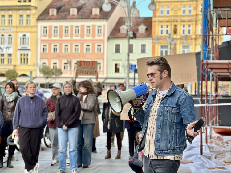 Aktivisté osvobodili primátorku ze skříně