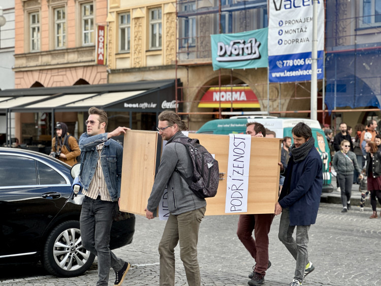 Aktivisté osvobodili primátorku ze skříně