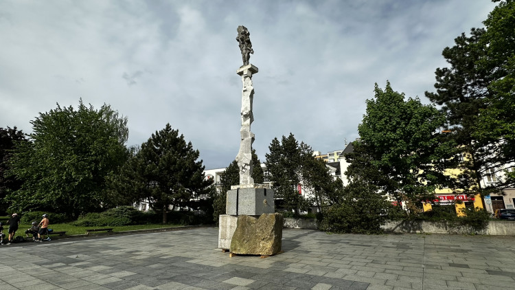 Prestižní plac tentokrát obsadil Vojtěch Míča se sousoším nazvaným Krajina