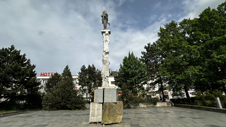 Prestižní plac tentokrát obsadil Vojtěch Míča se sousoším nazvaným Krajina