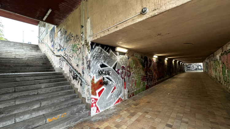 FOTOGALERIE: Podchod se zruší a nahradí ho lávka