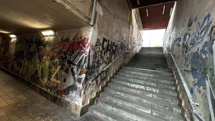 FOTOGALERIE: Podchod se zruší a nahradí ho lávka