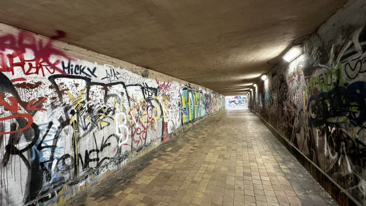 FOTOGALERIE: Podchod se zruší a nahradí ho lávka