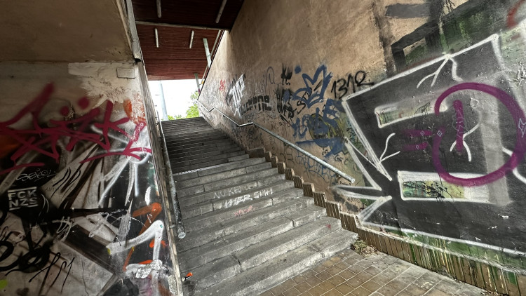 FOTOGALERIE: Podchod se zruší a nahradí ho lávka