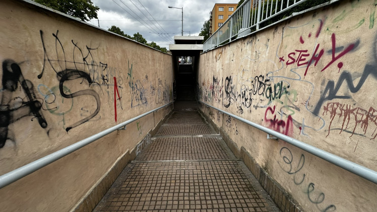 FOTOGALERIE: Podchod se zruší a nahradí ho lávka