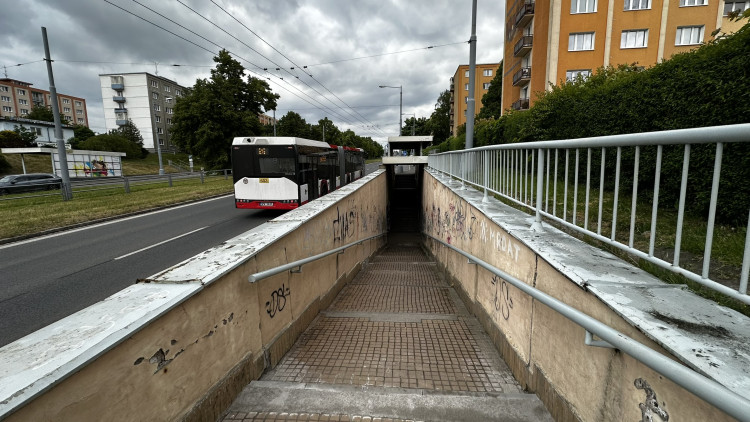 FOTOGALERIE: Podchod se zruší a nahradí ho lávka