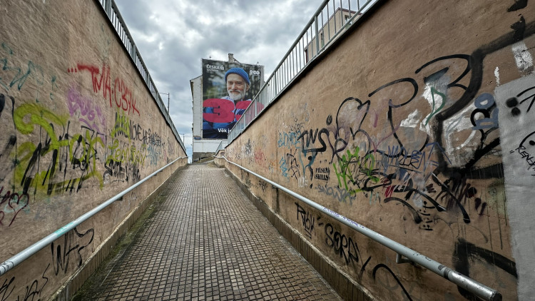 FOTOGALERIE: Podchod se zruší a nahradí ho lávka