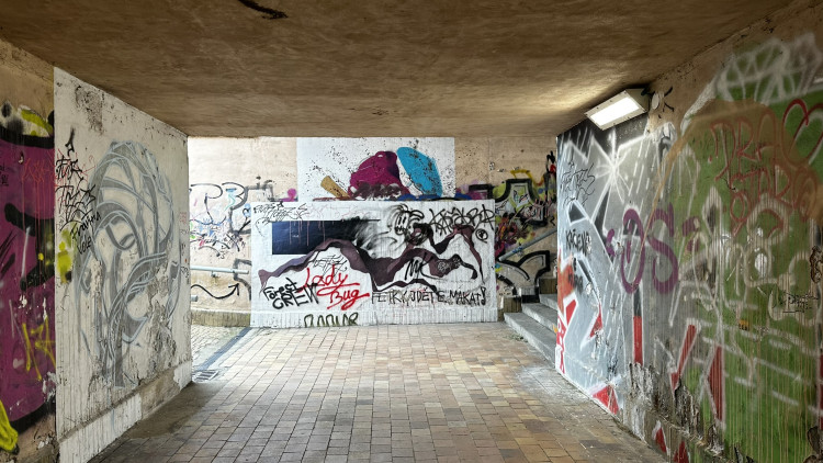 FOTOGALERIE: Podchod se zruší a nahradí ho lávka