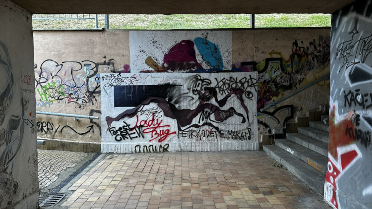 FOTOGALERIE: Podchod se zruší a nahradí ho lávka