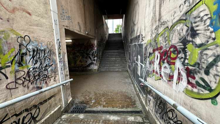 FOTOGALERIE: Podchod se zruší a nahradí ho lávka